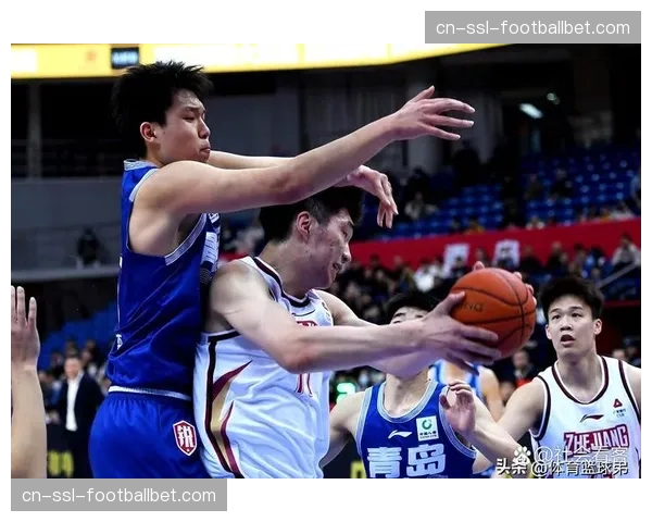 杨瀚森大帽拒绝弗格上篮，青岛主场球迷瞬间沸腾