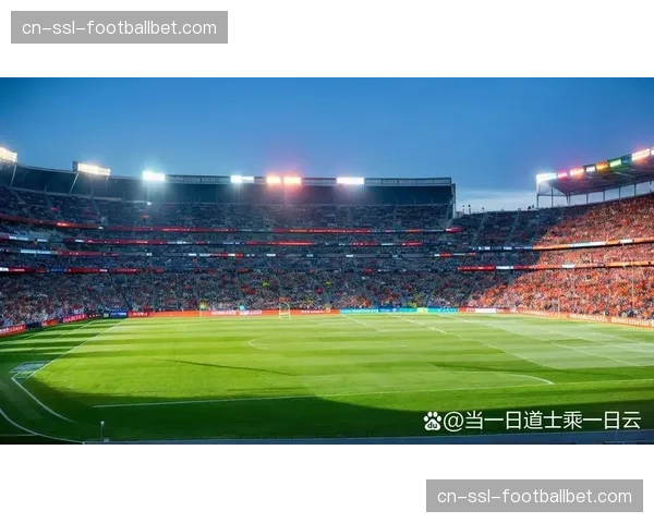 场边花絮:山东泰山球迷远征军整齐歌声响彻上海浦东足球场 场边花絮:山东泰山球迷远征军整齐歌声响彻上海浦东足球场