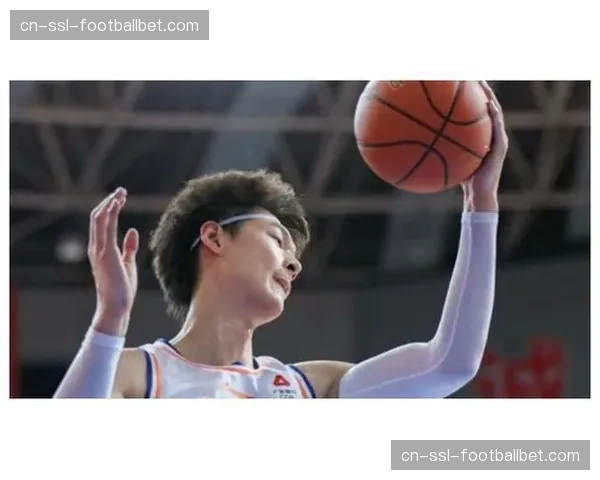 上海主场球迷高呼“MVP”,王哲林砍下季后赛生涯新高38分 上海主场球迷高呼“MVP”,王哲林砍下季后赛生涯新高38分